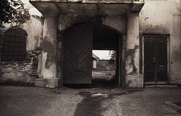 Ryl'sk Street, The Gates